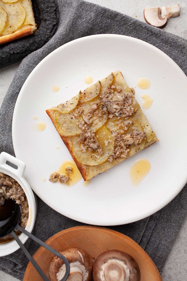 Authentic Potato pizza cu cartofi si salsa de trufe