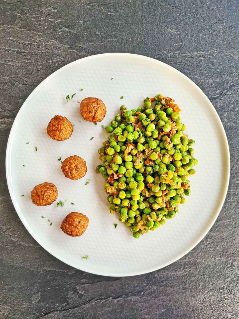 Creamy Green Peas with Crispy Fried Onions with veggie balls mancarede mazare cremoasa