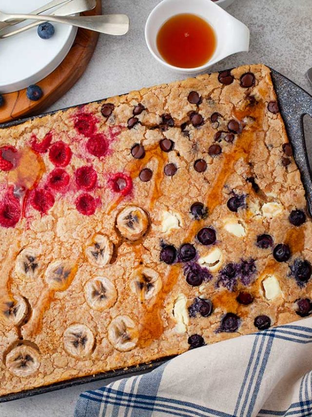 Sheet Pan Pancakes clatite la tava