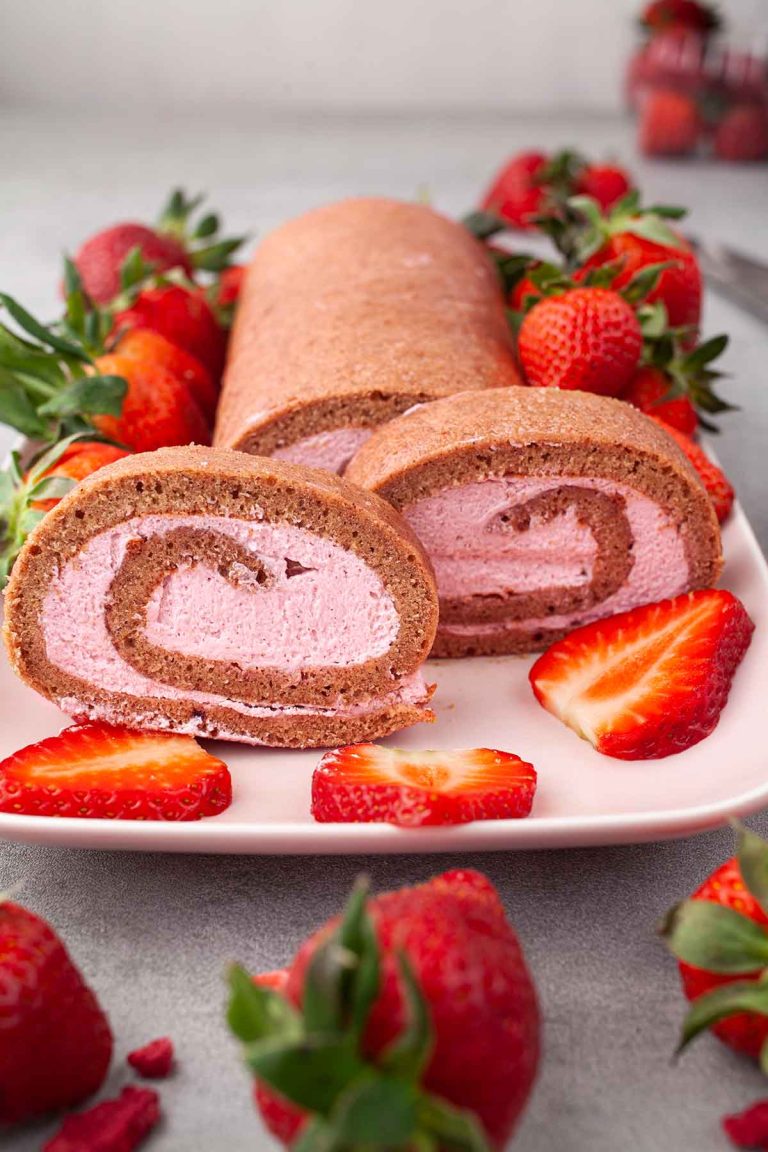 Strawberry Swiss Roll Summer Recipe Rulada cu crema de capsuni
