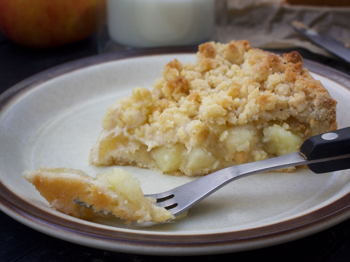 vegan apple streusel cake