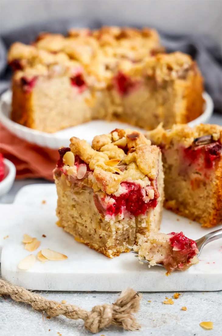 Vegan Rhubarb-Raspberry-Crumble Cake